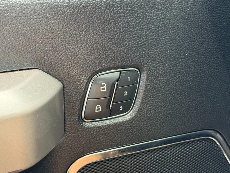 Ford F-150 Vehicle Full-screen Gallery Image 16