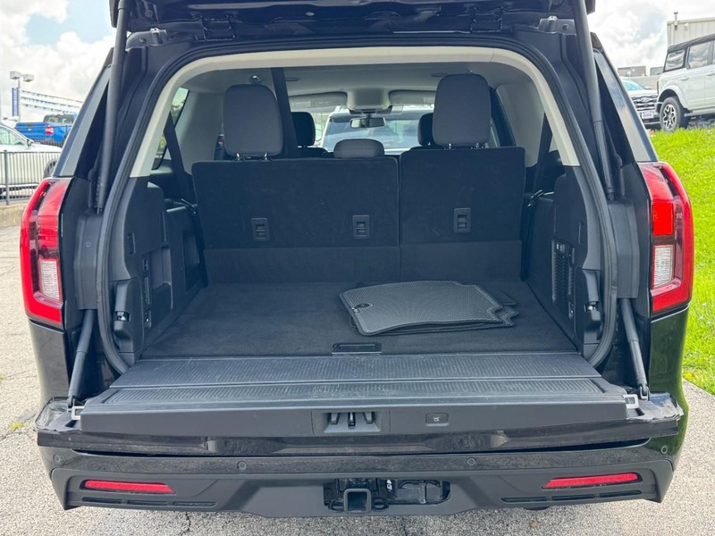 Ford Expedition Max Vehicle Full-screen Gallery Image 05
