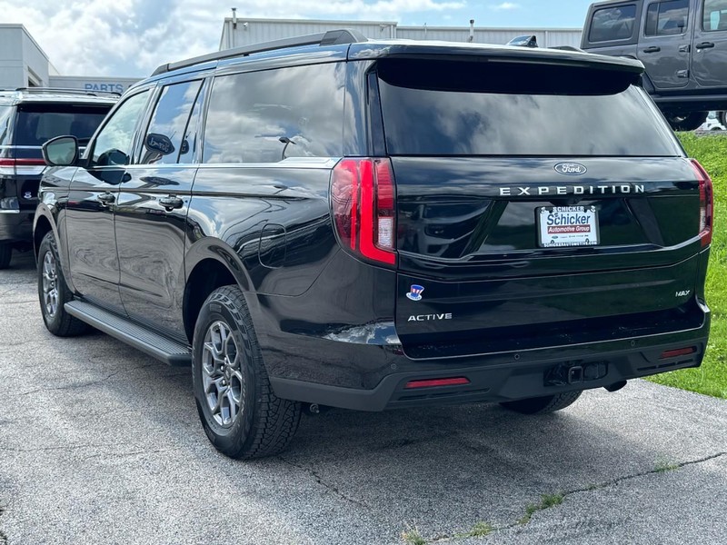 Ford Expedition Max Vehicle Full-screen Gallery Image 06