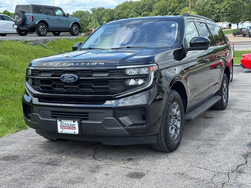 Ford Expedition Max Vehicle Full-screen Gallery Image 08