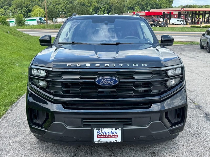 Ford Expedition Max Vehicle Full-screen Gallery Image 09