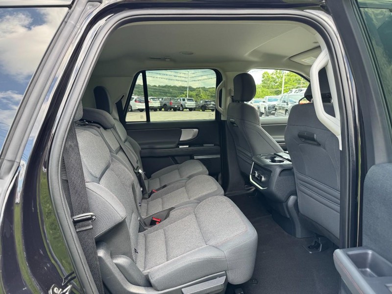Ford Expedition Max Vehicle Full-screen Gallery Image 10