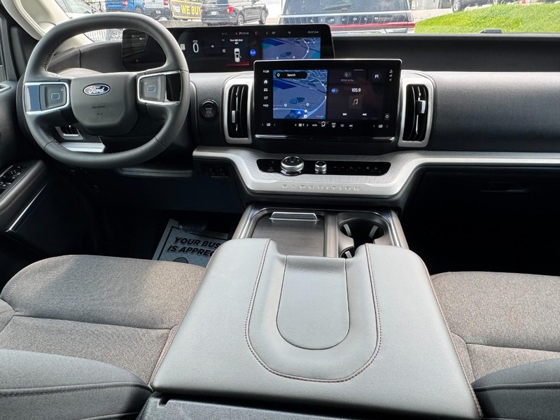 Ford Expedition Max Vehicle Full-screen Gallery Image 12