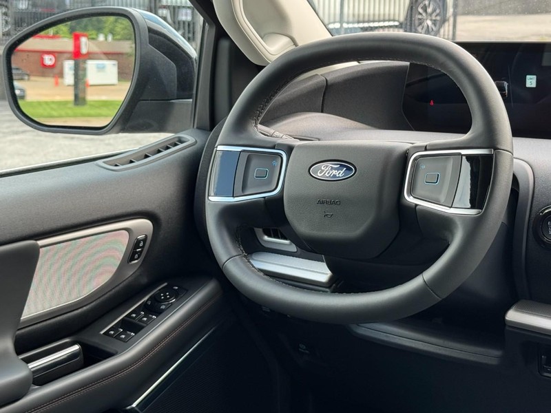 Ford Expedition Max Vehicle Full-screen Gallery Image 13