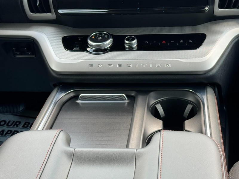Ford Expedition Max Vehicle Full-screen Gallery Image 15