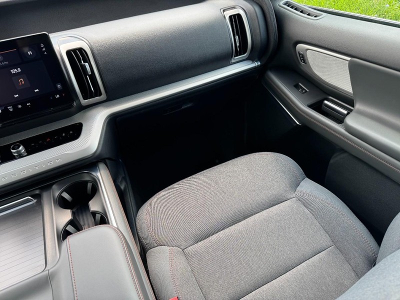 Ford Expedition Max Vehicle Full-screen Gallery Image 16