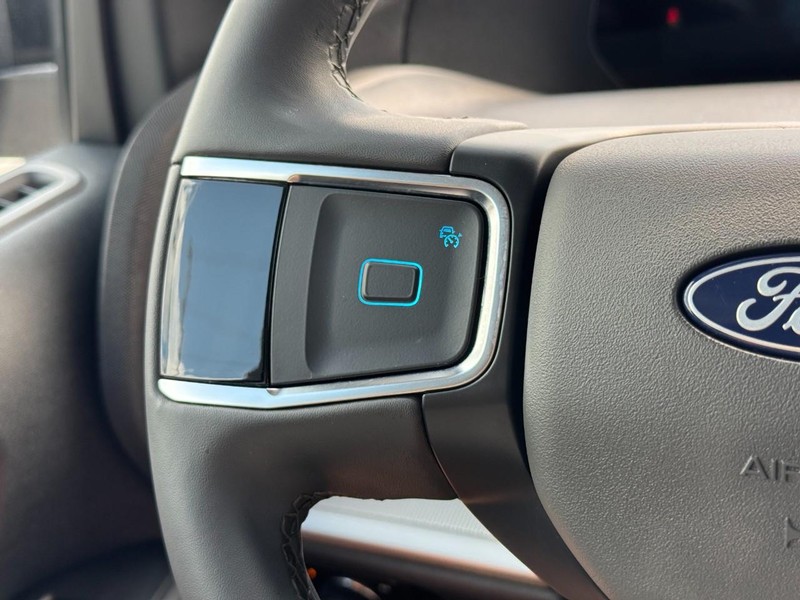 Ford Expedition Max Vehicle Full-screen Gallery Image 17