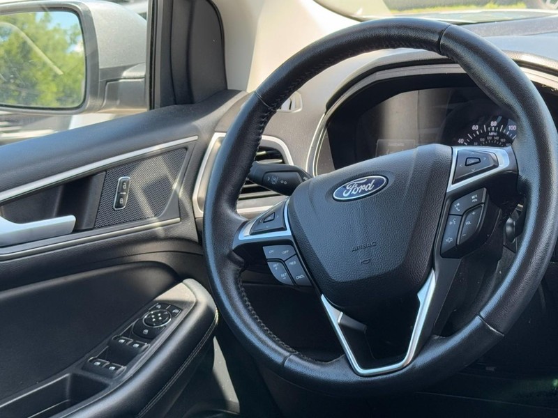 Ford Edge Vehicle Full-screen Gallery Image 12