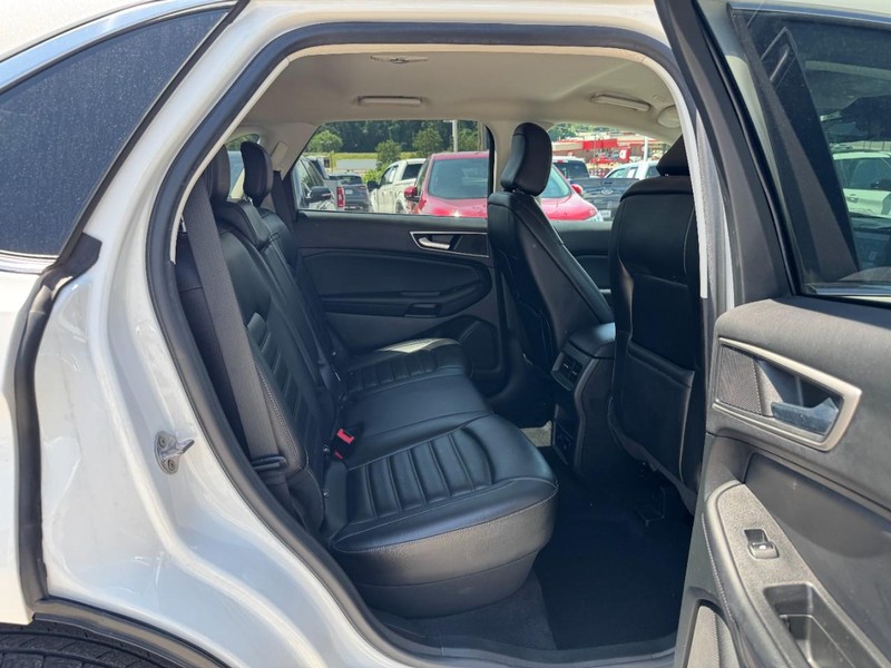 Ford Edge Vehicle Full-screen Gallery Image 10