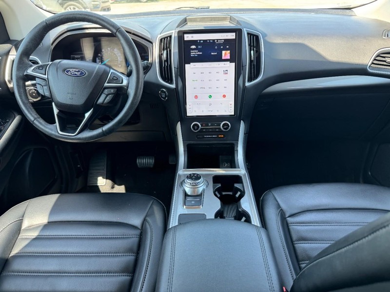 Ford Edge Vehicle Full-screen Gallery Image 11