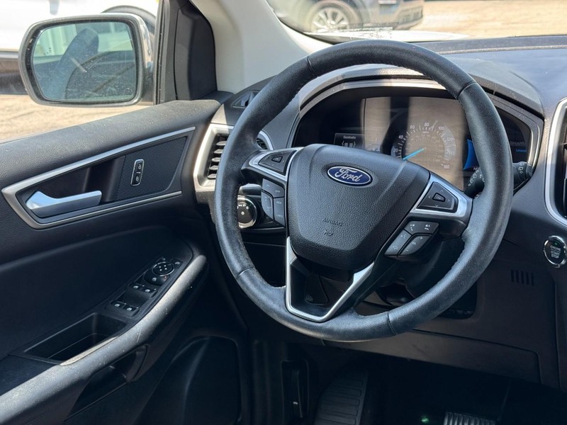 Ford Edge Vehicle Full-screen Gallery Image 12