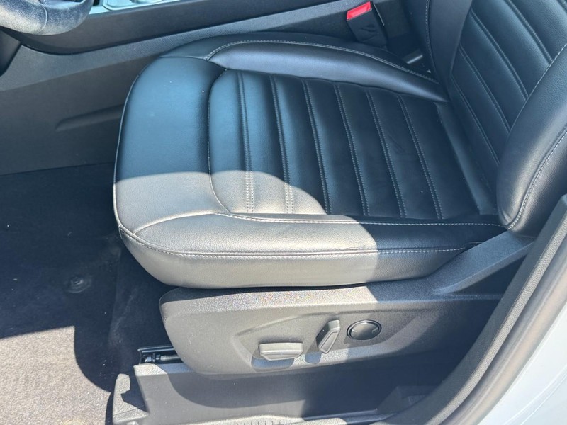 Ford Edge Vehicle Full-screen Gallery Image 23
