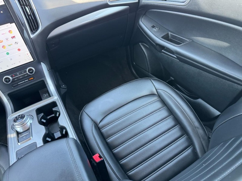 Ford Edge Vehicle Full-screen Gallery Image 15