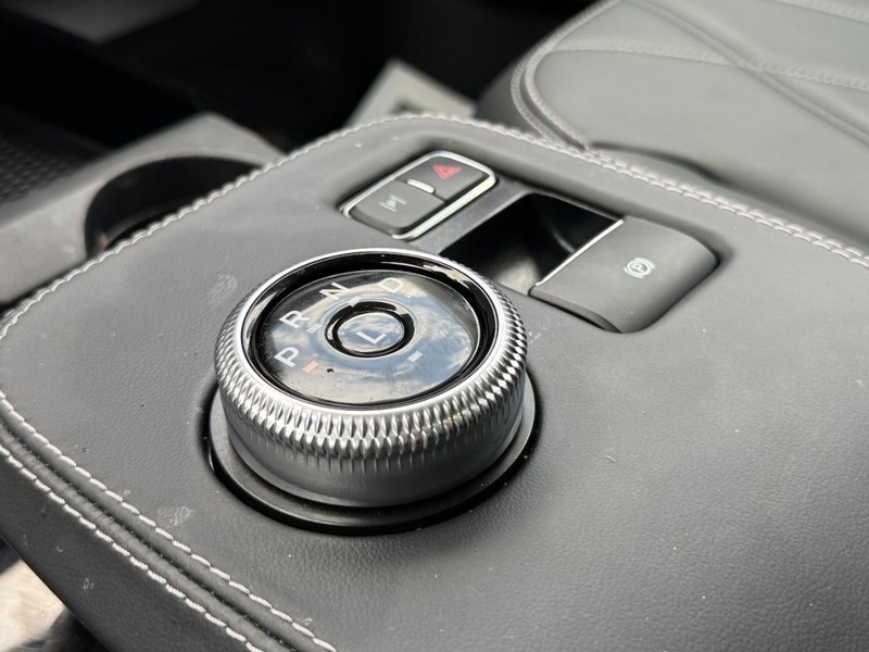 Ford Mustang Mach-E Vehicle Full-screen Gallery Image 20