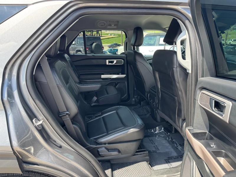 Ford Explorer Vehicle Full-screen Gallery Image 10
