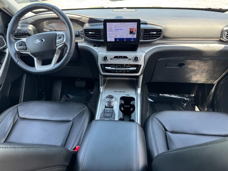 Ford Explorer Vehicle Full-screen Gallery Image 12