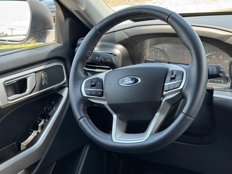 Ford Explorer Vehicle Full-screen Gallery Image 13
