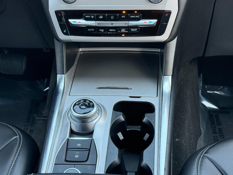 Ford Explorer Vehicle Full-screen Gallery Image 15