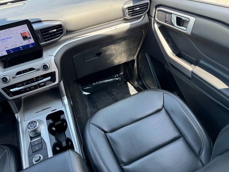 Ford Explorer Vehicle Full-screen Gallery Image 16