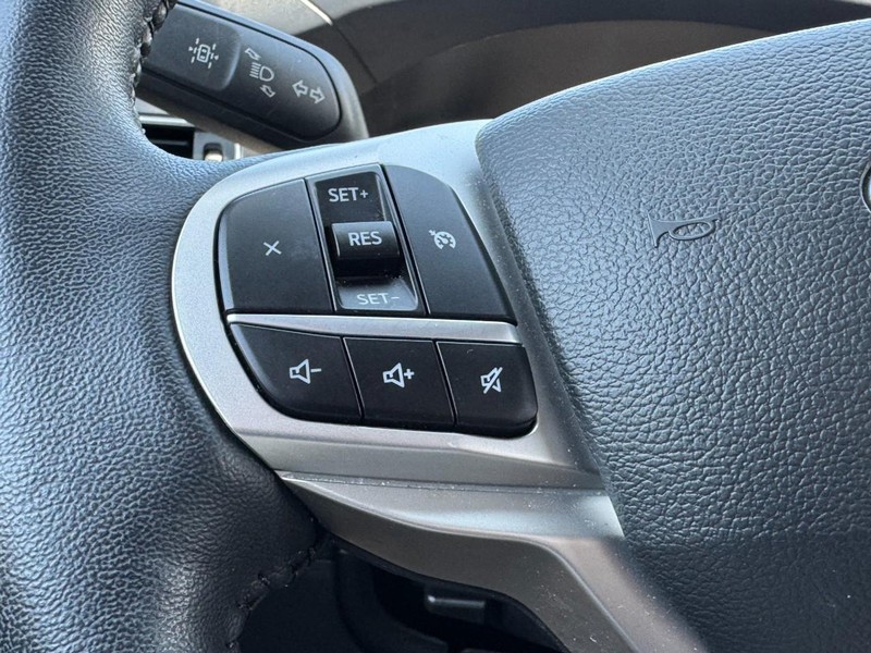 Ford Explorer Vehicle Full-screen Gallery Image 17