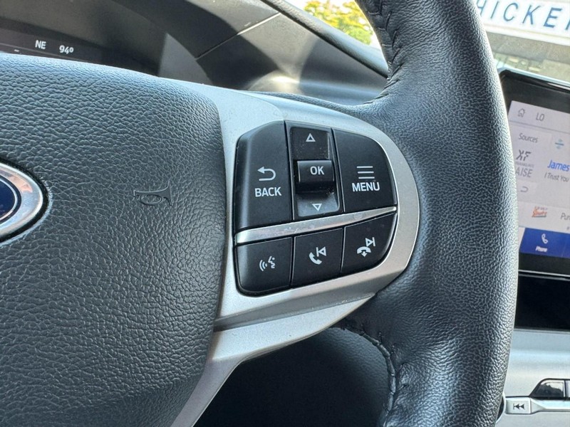 Ford Explorer Vehicle Full-screen Gallery Image 18