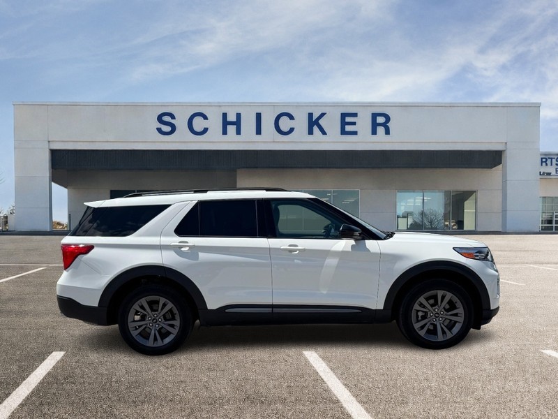 Ford Explorer Vehicle Full-screen Gallery Image 02
