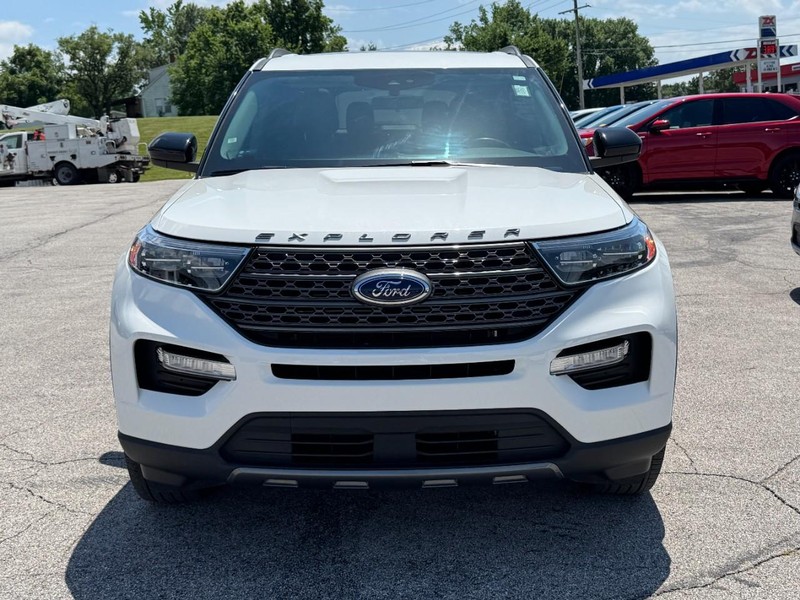Ford Explorer Vehicle Full-screen Gallery Image 09