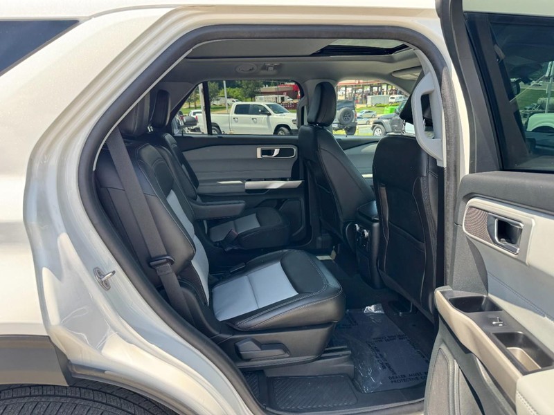 Ford Explorer Vehicle Full-screen Gallery Image 10