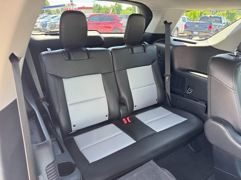 Ford Explorer Vehicle Full-screen Gallery Image 11