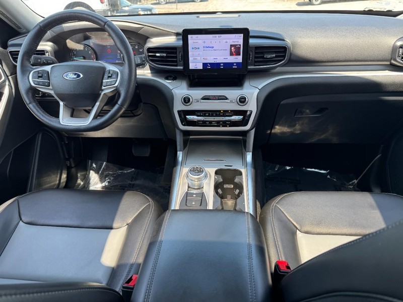 Ford Explorer Vehicle Full-screen Gallery Image 12