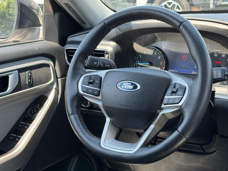 Ford Explorer Vehicle Full-screen Gallery Image 13