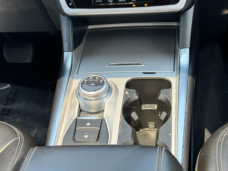 Ford Explorer Vehicle Full-screen Gallery Image 15