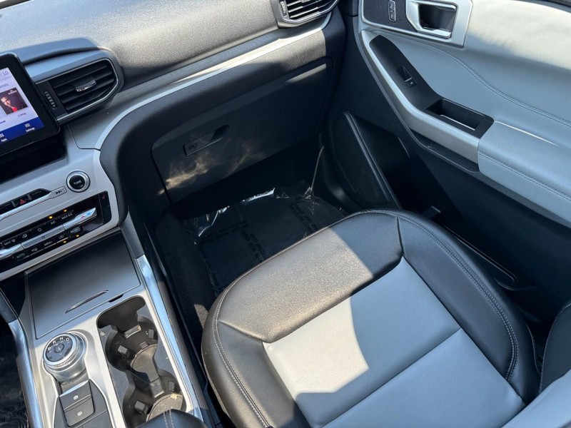 Ford Explorer Vehicle Full-screen Gallery Image 16