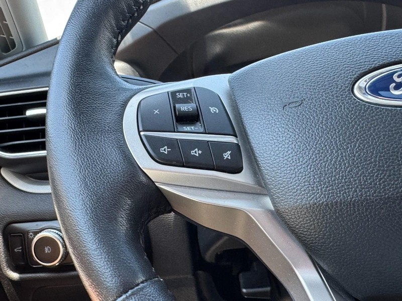 Ford Explorer Vehicle Full-screen Gallery Image 17