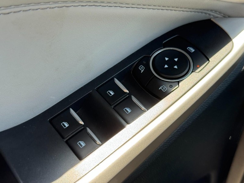 Ford Explorer Vehicle Full-screen Gallery Image 23