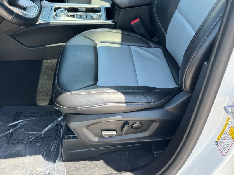 Ford Explorer Vehicle Full-screen Gallery Image 24