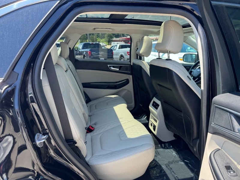 Ford Edge Vehicle Full-screen Gallery Image 10