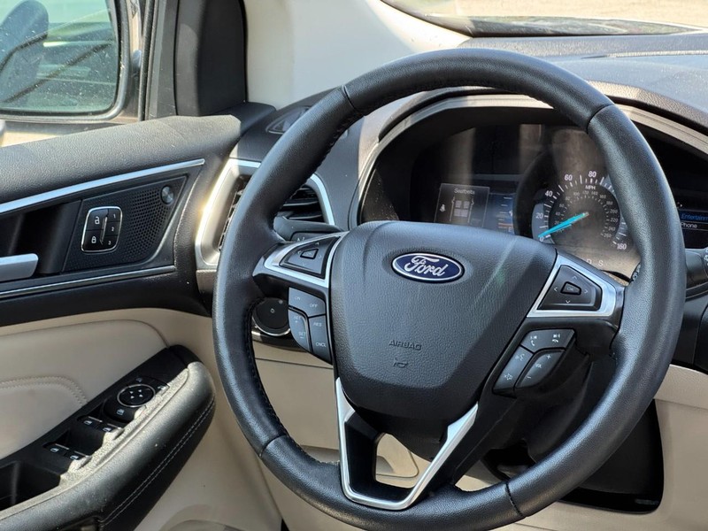 Ford Edge Vehicle Full-screen Gallery Image 12