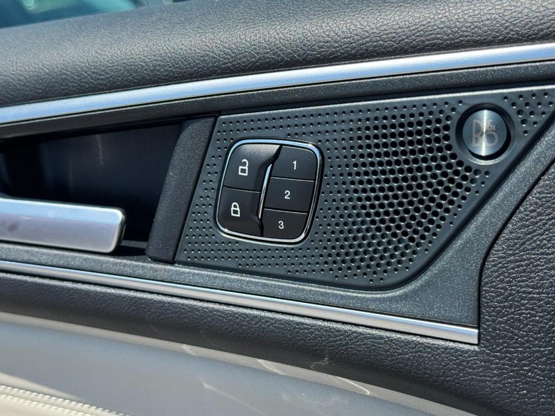 Ford Edge Vehicle Full-screen Gallery Image 16