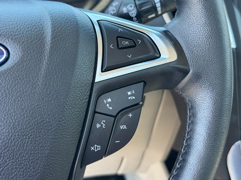 Ford Edge Vehicle Full-screen Gallery Image 18
