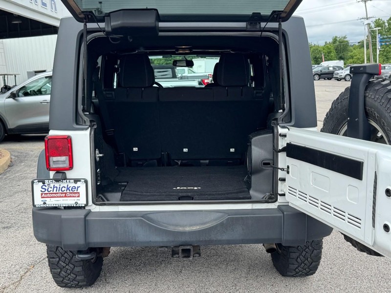Jeep Wrangler Unlimited Vehicle Full-screen Gallery Image 05