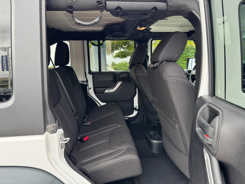Jeep Wrangler Unlimited Vehicle Full-screen Gallery Image 10