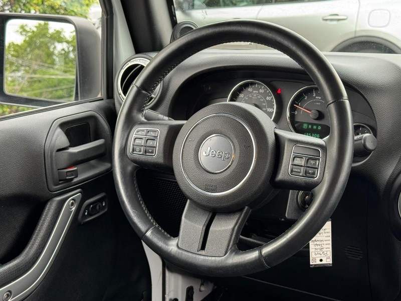 Jeep Wrangler Unlimited Vehicle Full-screen Gallery Image 12