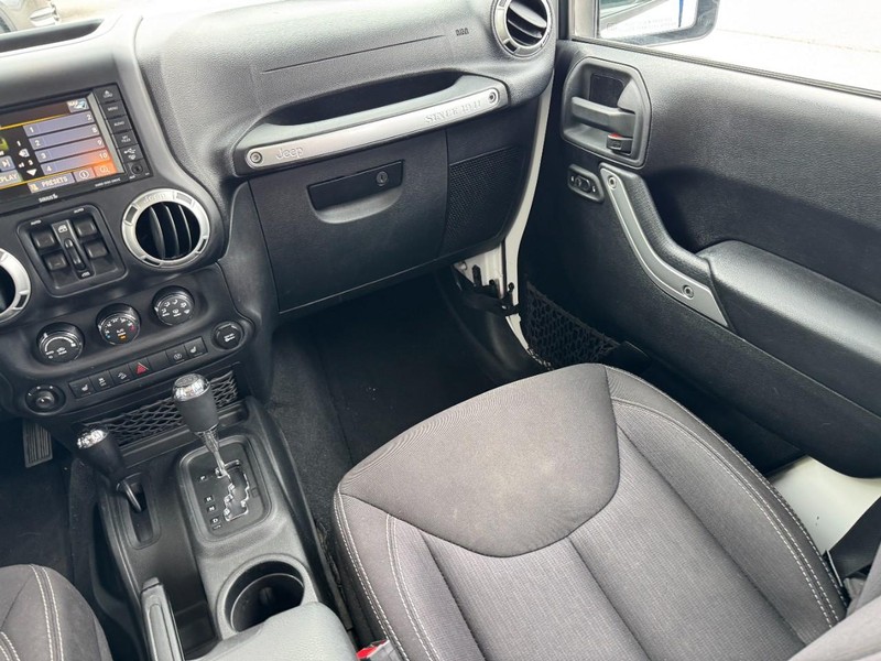 Jeep Wrangler Unlimited Vehicle Full-screen Gallery Image 15