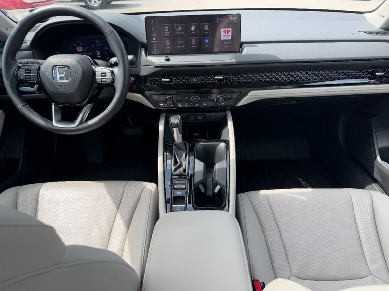 Honda Accord Hybrid Vehicle Full-screen Gallery Image 12