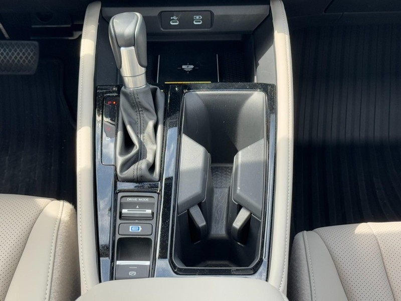 Honda Accord Hybrid Vehicle Full-screen Gallery Image 15