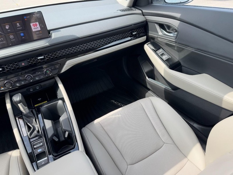 Honda Accord Hybrid Vehicle Full-screen Gallery Image 16