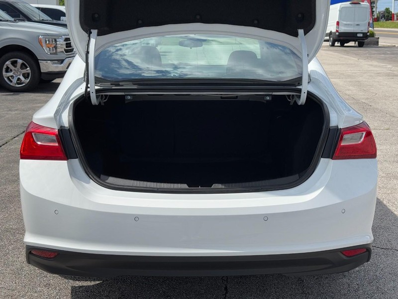 Chevrolet Malibu Vehicle Full-screen Gallery Image 05