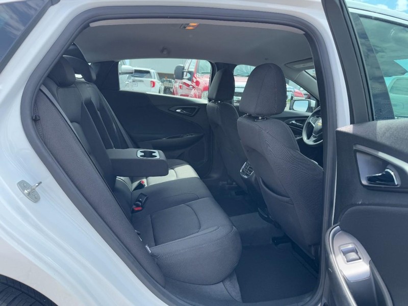 Chevrolet Malibu Vehicle Full-screen Gallery Image 10