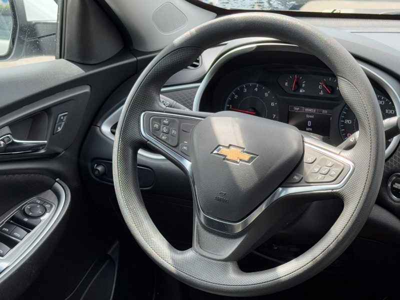 Chevrolet Malibu Vehicle Full-screen Gallery Image 12